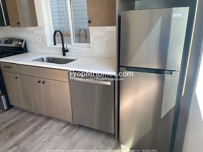 Building Photo - Modern Apartment in the Heart of NE! Half ...
