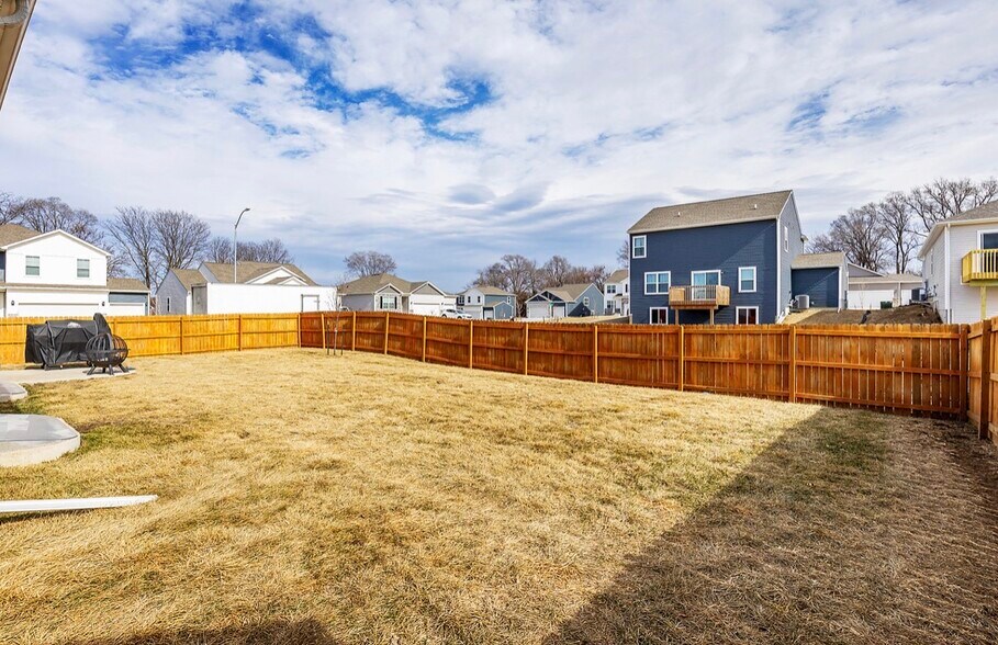 Building Photo - 2843 E 50th Ct