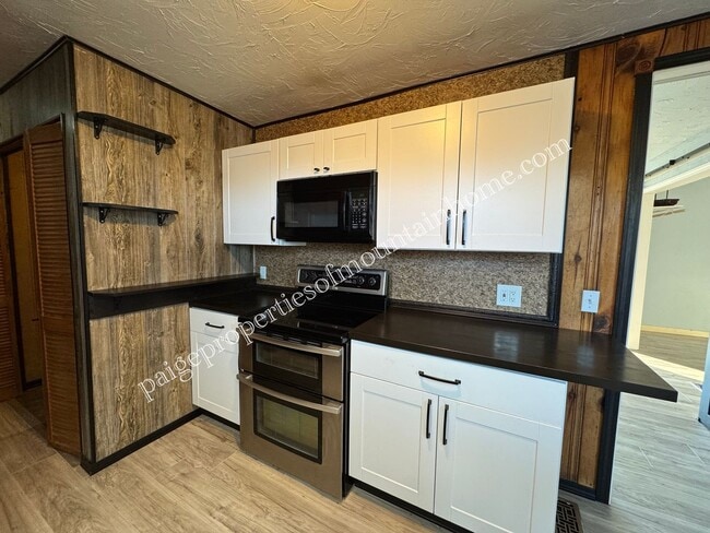 Building Photo - Charming 3-Bedroom Home