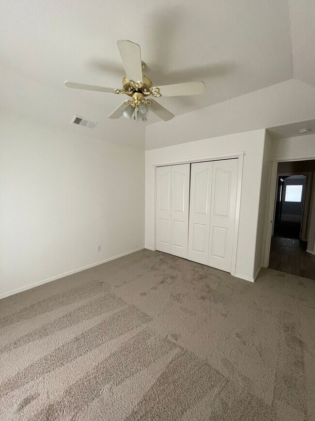 Building Photo - Beautiful South West Visalia home Near El Diamante school with a pool!!