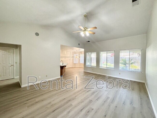 Building Photo - 746 Wren Ct