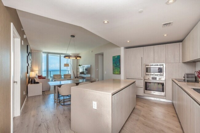 Building Photo - 4011 S Ocean Dr