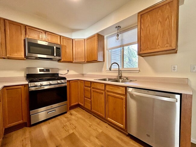 Building Photo - Sunny & Spacious 2-Bedroom Townhome