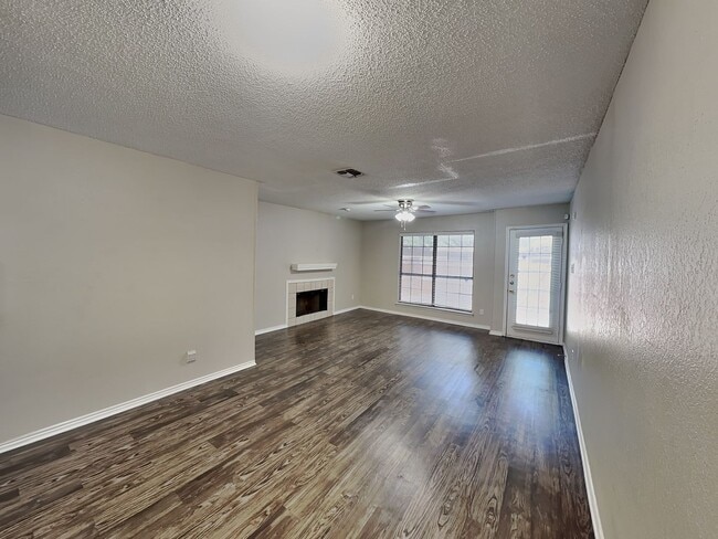 Building Photo - Stylish Candleridge Townhome with Private Patio, HOA Lawn Care & Appliances Included!