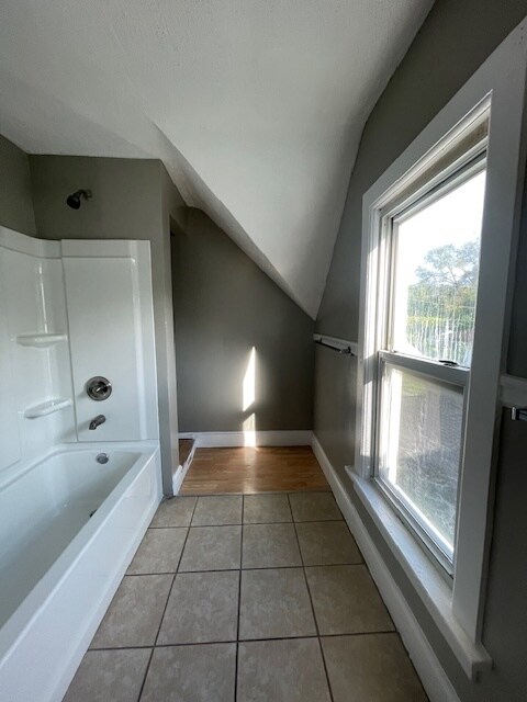 Building Photo - 422 Studebaker St