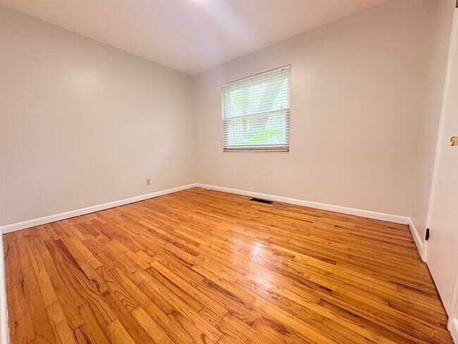 Building Photo - 1504 Sunset Ln
