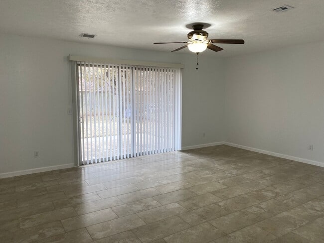 Building Photo - 3 bedroom 2 bath with extra storage!