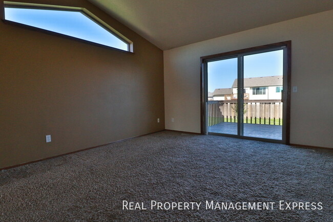 Building Photo - Spacious 4 Bedroom 2 Bathroom Single Famil...