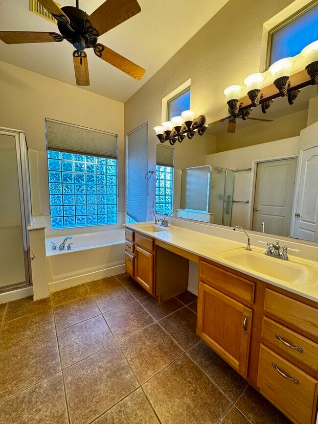 Building Photo - FOR RENT