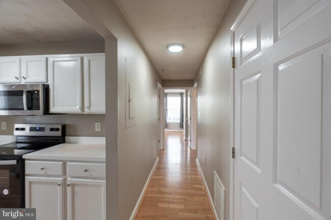Building Photo - 689 Winding Stream Way
