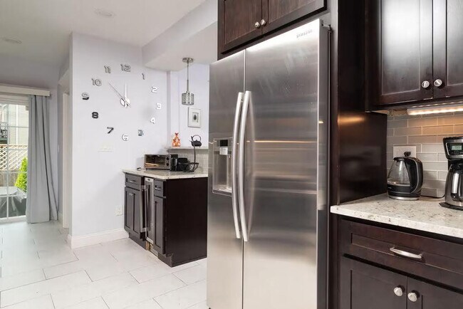 Building Photo - 810 Broadway-SI ID1511377P