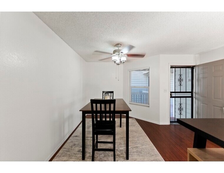 Building Photo - 12024 W Cross Dr