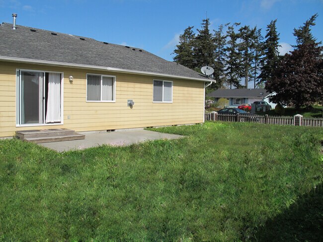 Building Photo - Charming 3 bedroom home w/master suite! Pe...