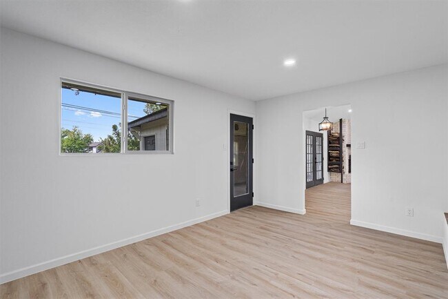 Building Photo - 1700 Deep Wood Dr
