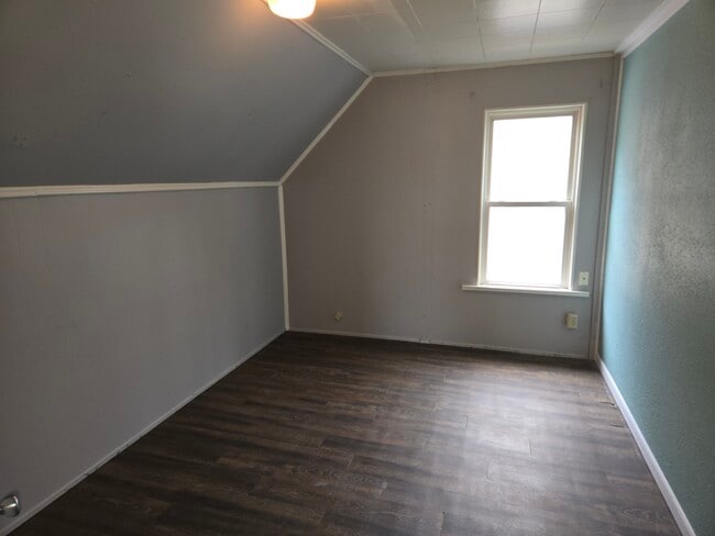 Building Photo - 927 18th Ave