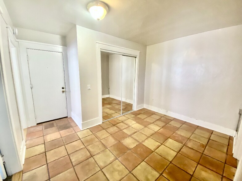 Building Photo - 901 N M St