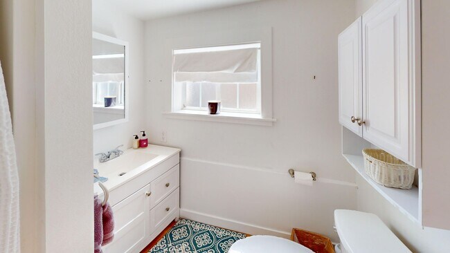 Building Photo - Downtown San Anselmo Updated 4x3 + aupair ...