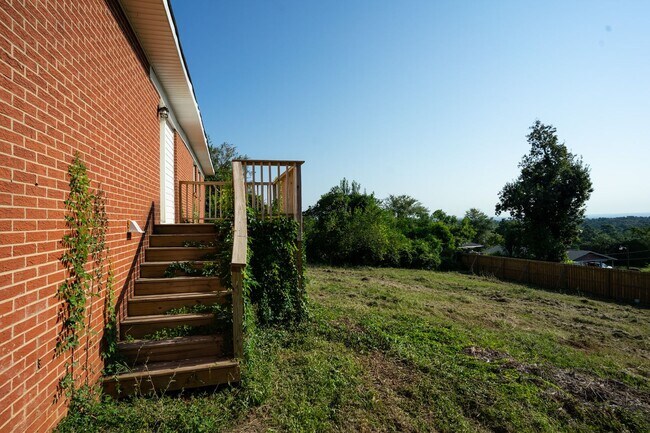 Building Photo - 2432 Golden Camp Rd