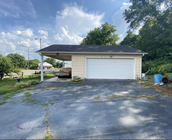 Building Photo - 210 Columbian Ave