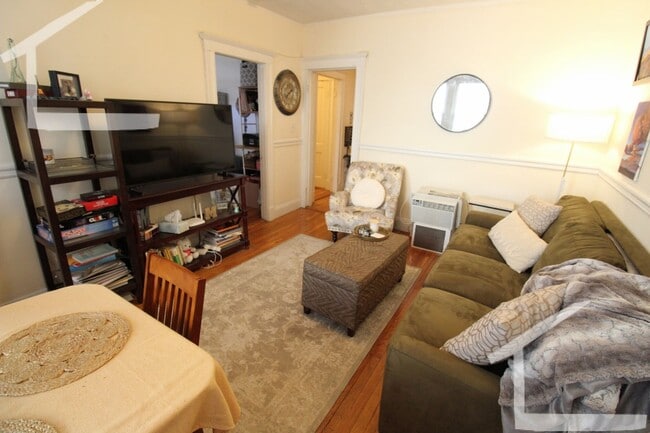 Building Photo - Amazing 2bed in Allston.... Don't miss out!