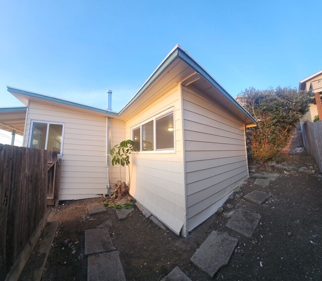 Building Photo - Views of Morro Bay in this cozy hillside cottage!