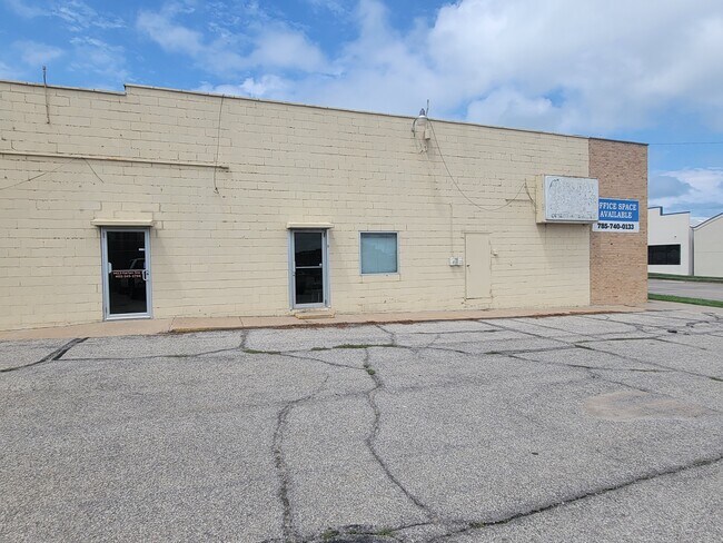 Building Photo - Falls City Plaza