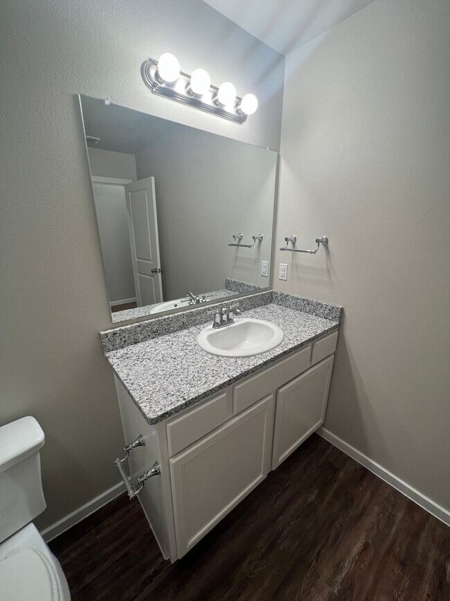 Building Photo - Available NOW! 3/2/1 Town Home