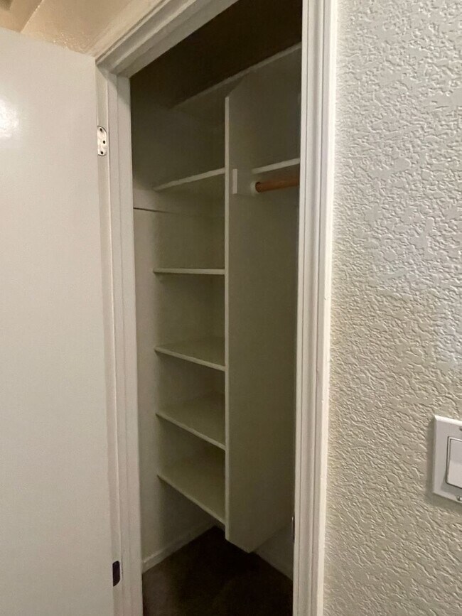 Building Photo - Chico 3 bed 2 bath Condo, Pool, Reserved Parking, upstair unit. newly refurbished