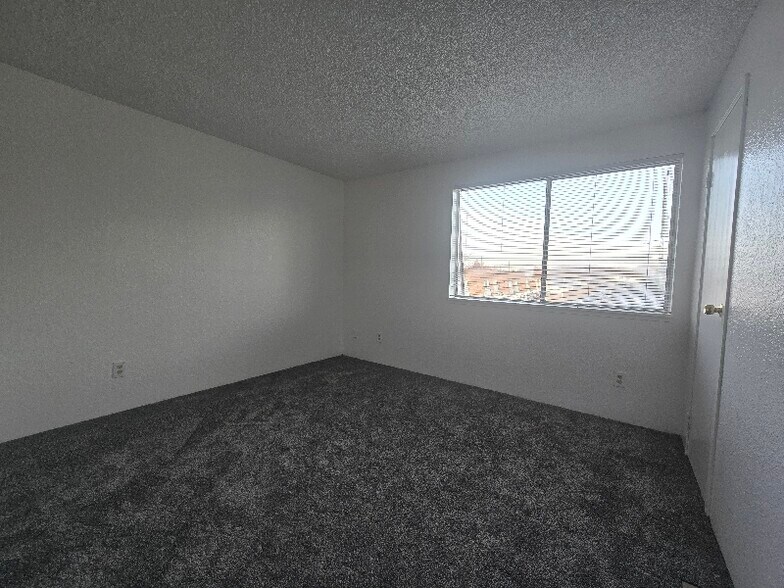 Building Photo - 1412 E 9th St