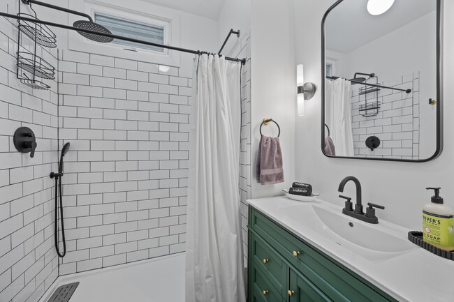 Building Photo - 2148 W Belle Plaine Ave