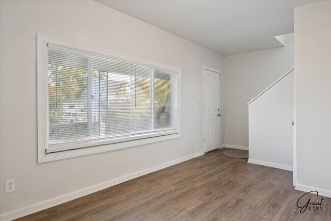 Building Photo - $1200 2 bedroom large home