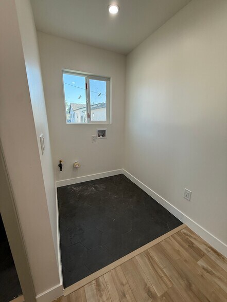 Building Photo - 4931 E San Rafael St