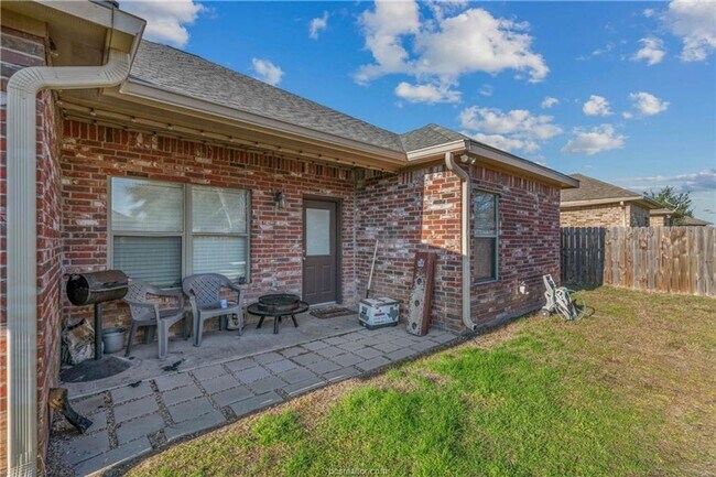 Building Photo - Available August 2026! Spacious 4 Bed House in South College Station!