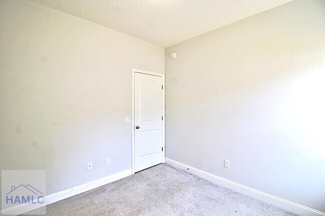 Building Photo - 741 Meloney Dr