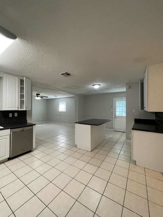 Building Photo - 6646 Pinebrook Dr