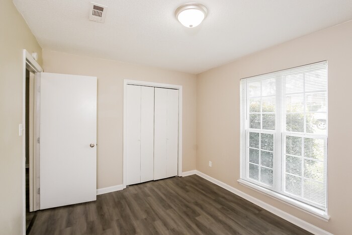 Building Photo - 3513 Hilltop Dr