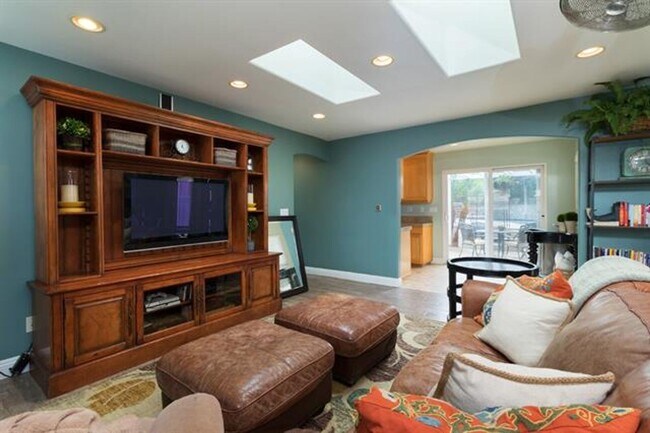 Building Photo - Lovely & Spacious Clairemont Home!  3BD/2BA w/ Pool & Hot Tub! Only - $5,495/mo