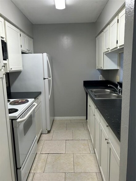 Building Photo - 202 Plaza Verde Dr