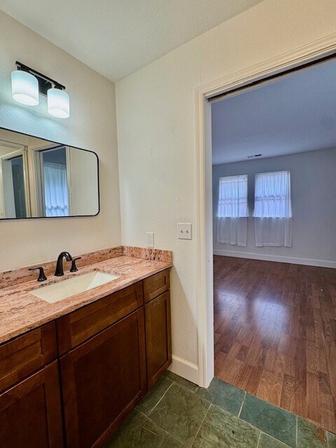 Building Photo - 123 N Villa Way