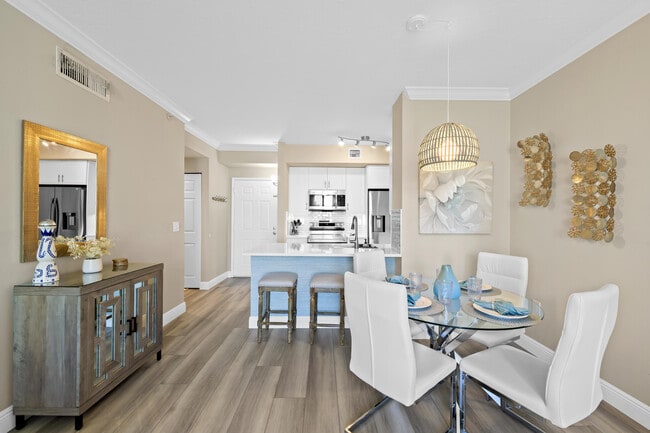 Building Photo - 720 S Sapodilla Ave