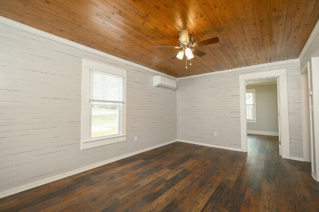 Building Photo - Welcome to 204 Oakland!