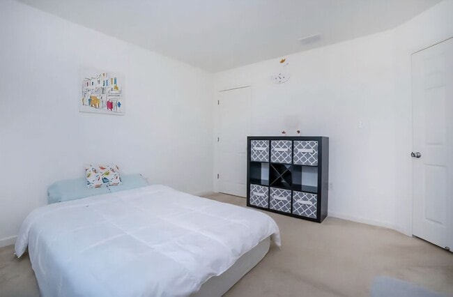 Building Photo - Spacious End-Unit Townhome for Rent in Mer...