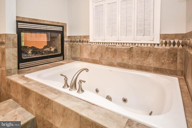 Building Photo - 9627 Locust Hill Dr