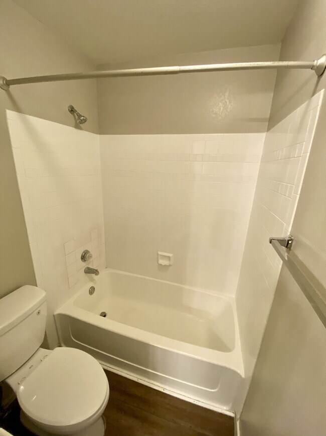 Building Photo - Spacious 3 Bed, 2.5 Bath  2 Story Condo in...