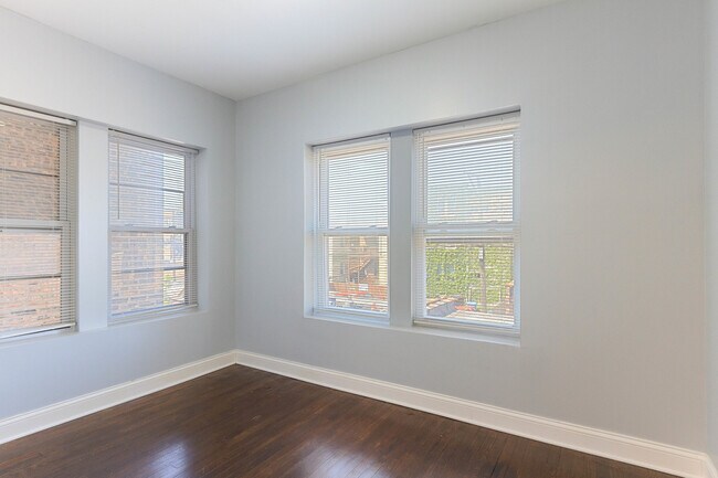 Building Photo - 7710 S Ridgeland Ave