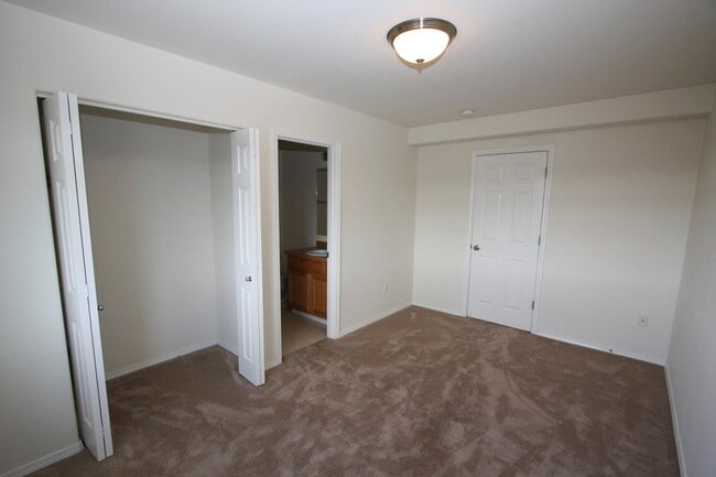 Building Photo - 4 Bedroom Wasilla Townhouse!