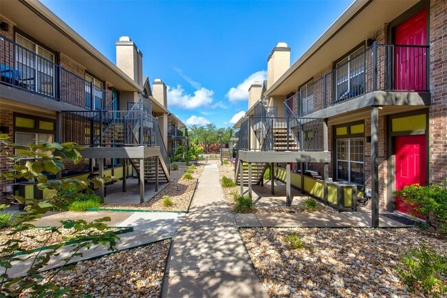 Building Photo - 7685 Northcross Dr