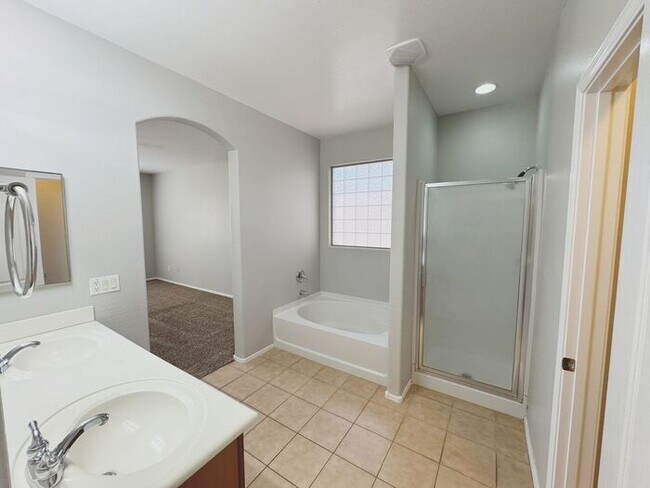 Building Photo - MOVE IN SPECILAS!! 5BD 3BA IN JOHNSON RANC...