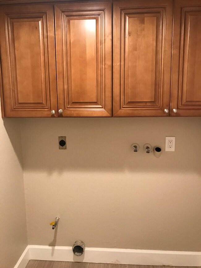 Building Photo - COMING SOON!! 2 Bed 2.5 Bath Apartment in ...