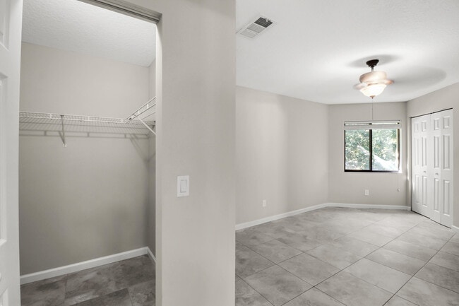 Building Photo - 2625 Heathcote Dr